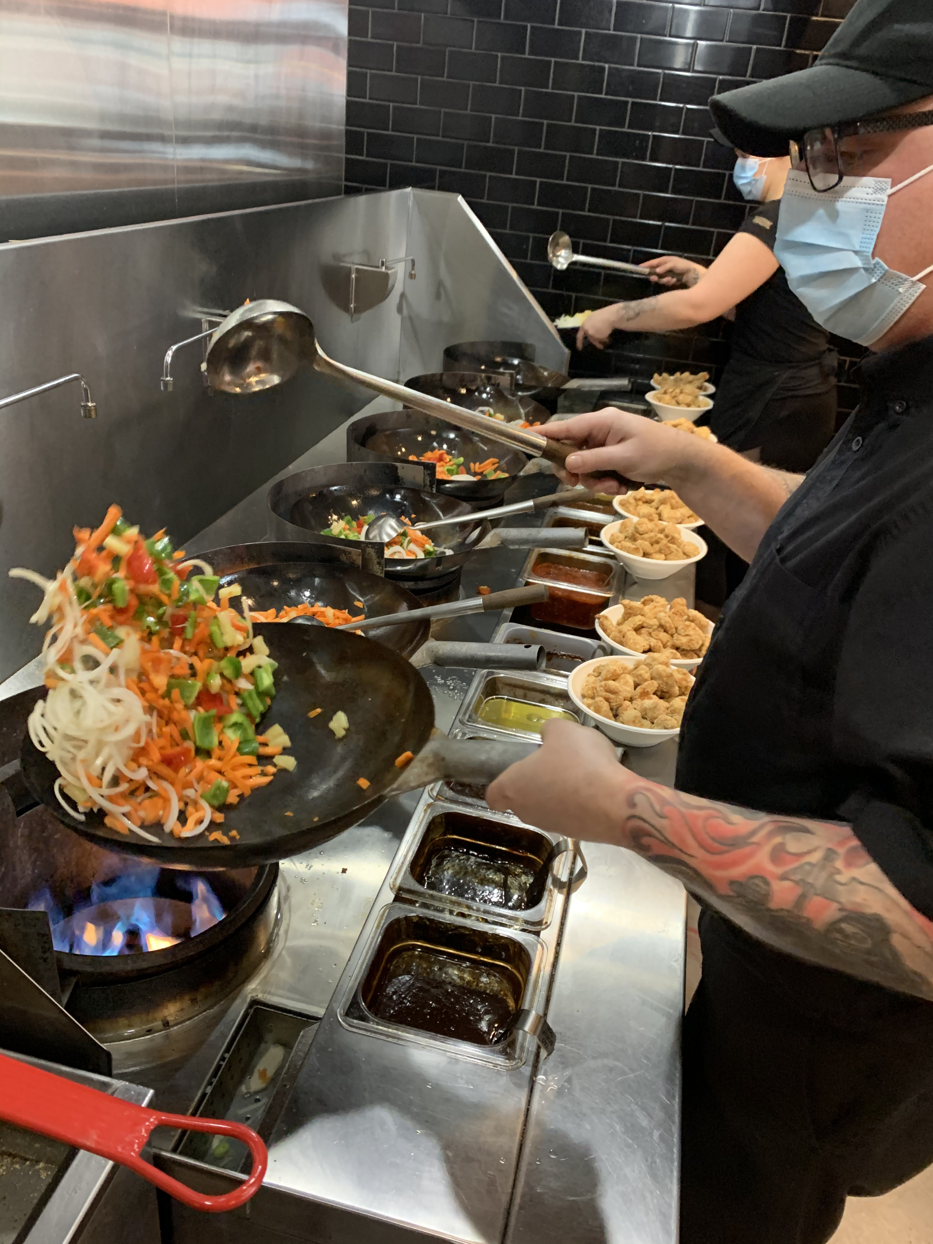 Cuisinier en action dans la cuisine d'un restaurant Gestion MKG au Québec